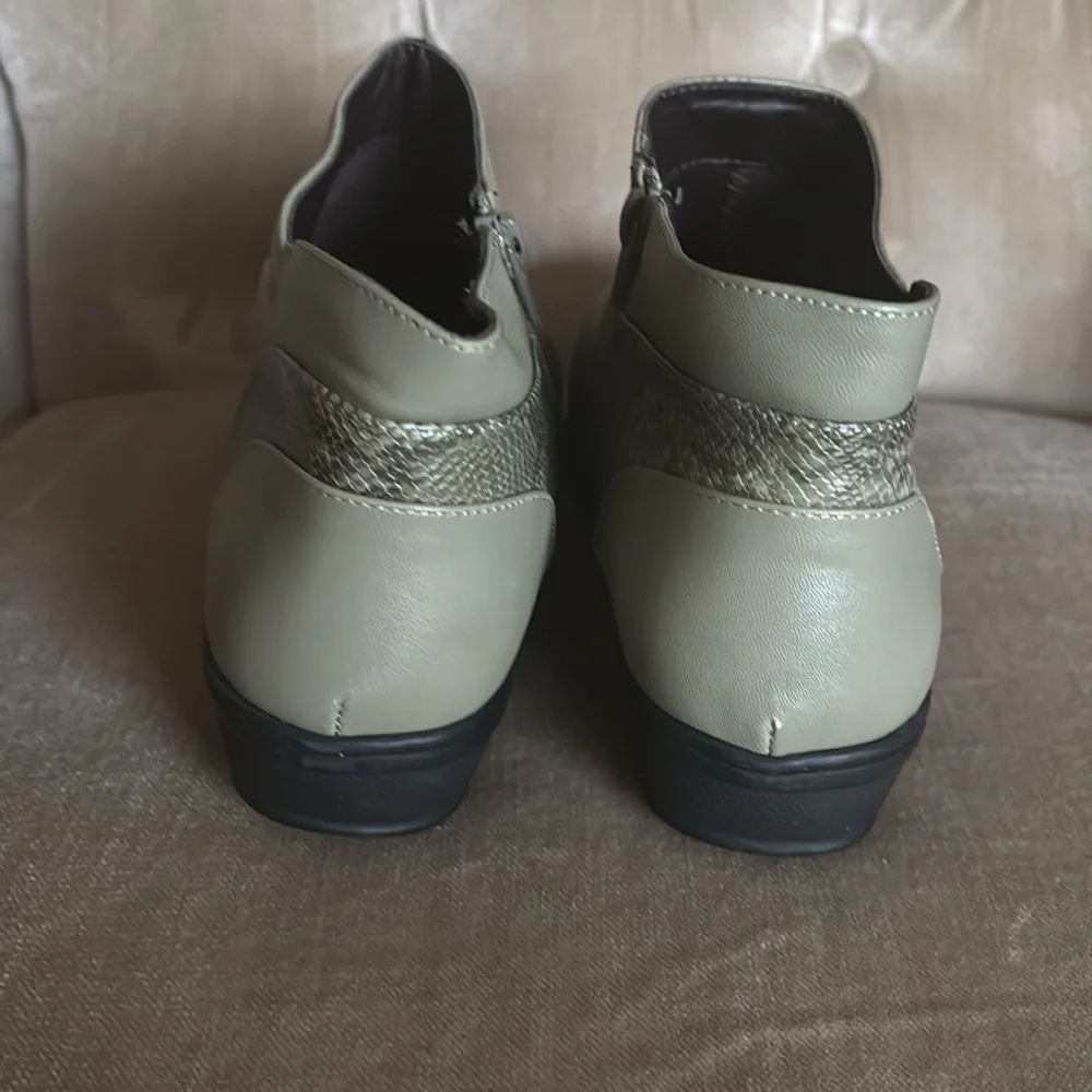 Women’s sz 9 Comfort view Jolene soft sage green booties zip up new - Picture 5 of 8